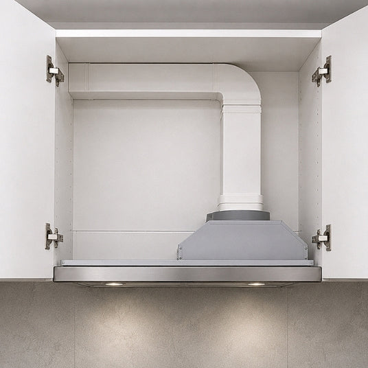 Geöffneter Oberschrank über einer Schrankhaube mit installiertem weißem Flachkanal-System, das eng an der Schrankrückwand entlanggeführt ist und den Platzbedarf der Ablufttechnik zeigt.
