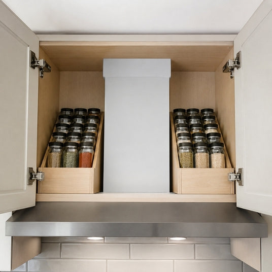 Clever genutzter Stauraum im Oberschrank mit Flachkanal-Abluftführung über einer Flachschirmhaube.