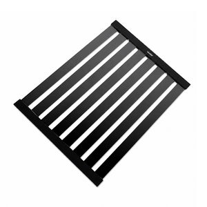 Schwarze systemceram Premium Faltmatte als elegante Abtropf- und Abstellfläche für moderne Spülen