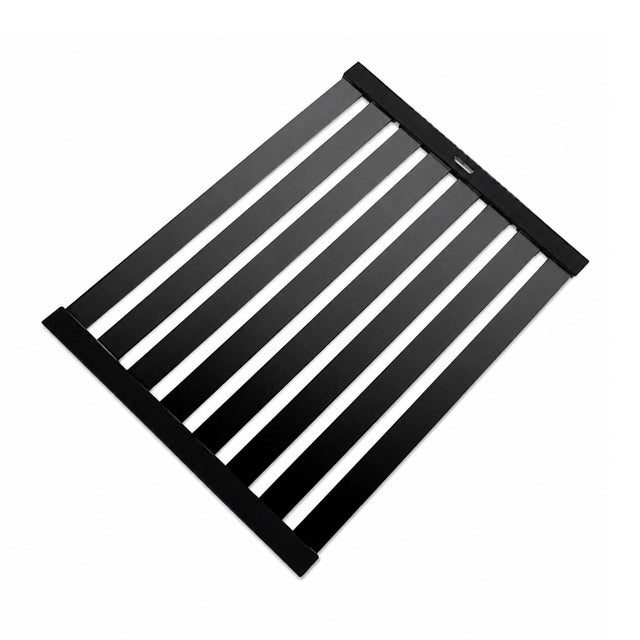 Schwarze systemceram Premium Faltmatte als elegante Abtropf- und Abstellfläche für moderne Spülen