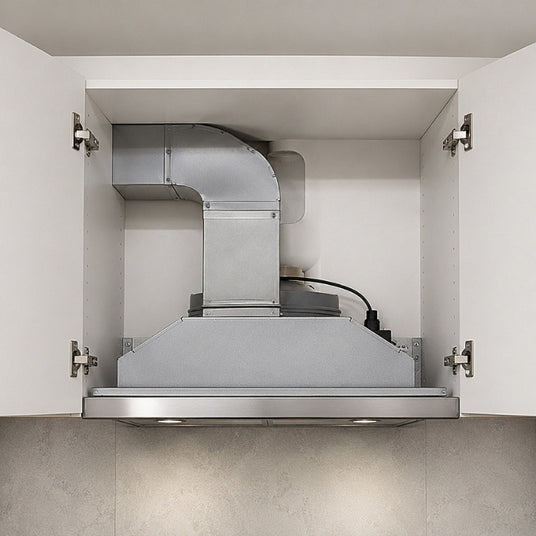 Geöffneter Oberschrank über einer Schrankhaube mit installiertem weißem Flachkanal-System, das eng an der Schrankrückwand entlanggeführt ist und den Platzbedarf der Ablufttechnik zeigt.