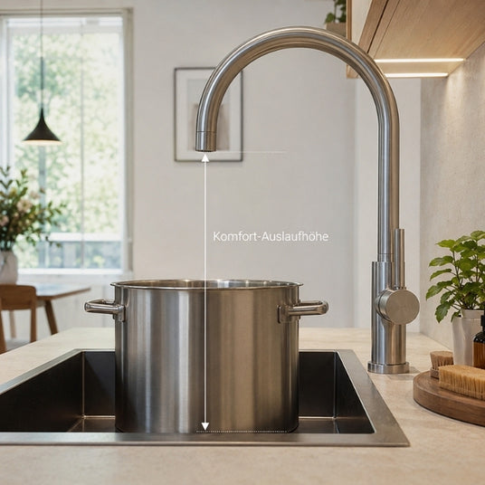 Technische Maßzeichnung zur optimalen Auslaufhöhe einer drucklosen Armatur über der Spüle.