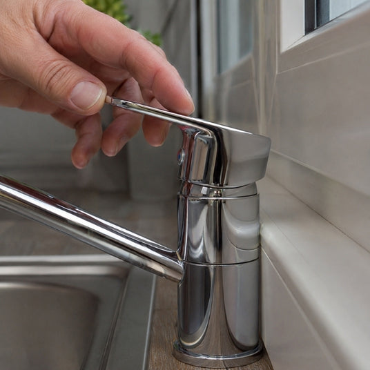 Sicherer Abstand zwischen dem Bedienhebel der Küchenarmatur und dem Fensterprofil bei maximalem Hebelausschlag.