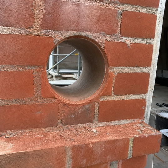 Kreisrunde Kernbohrung in der Außenwand zur Vorbereitung für den Einbau eines Abluft-Mauerkastens.