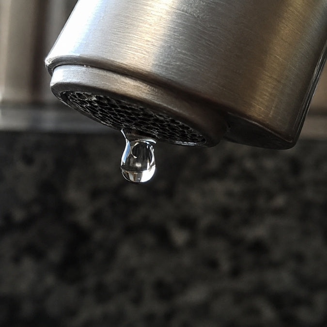 Physikalisch bedingtes Nachtropfen einer Niederdruck-Küchenarmatur beim Aufheizen des Untertischboilers.