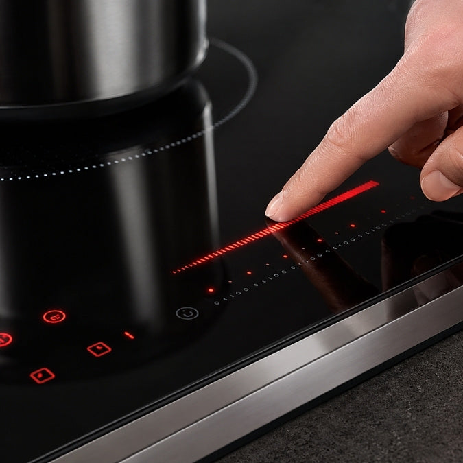 Präzise Regulierung der Kochstufe über ein modernes Touch-Slider-Bedienfeld auf der Glaskeramik.