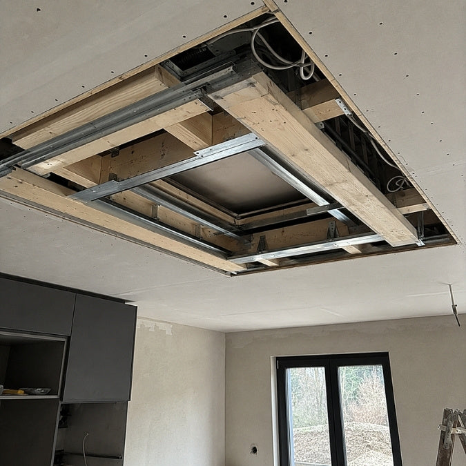 Stabile Unterkonstruktion aus Holzlatten in einer Trockenbaudecke zur sicheren Montage eines schweren Deckenlüfters.